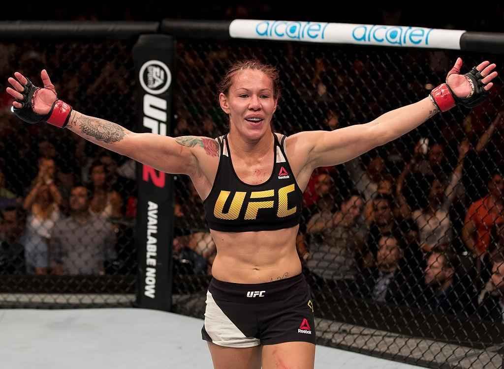 Brasileira Cris Cyborg venceu sueca por nocaute tcnico aos 2m29s do segundo round