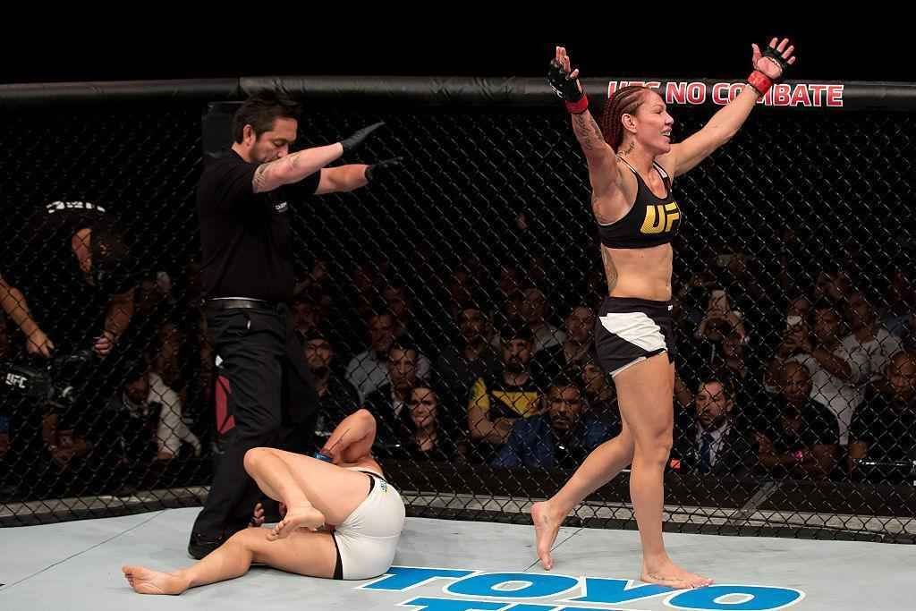 Brasileira Cris Cyborg venceu sueca por nocaute tcnico aos 2m29s do segundo round