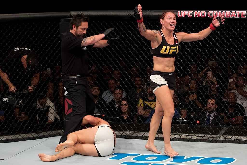 Brasileira Cris Cyborg venceu sueca por nocaute tcnico aos 2m29s do segundo round