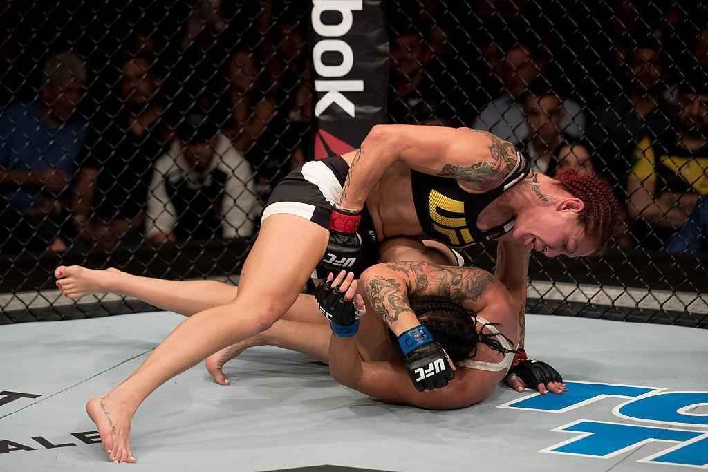 Brasileira Cris Cyborg venceu sueca por nocaute tcnico aos 2m29s do segundo round