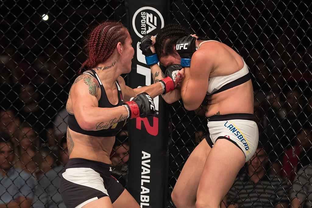 Brasileira Cris Cyborg venceu sueca por nocaute tcnico aos 2m29s do segundo round