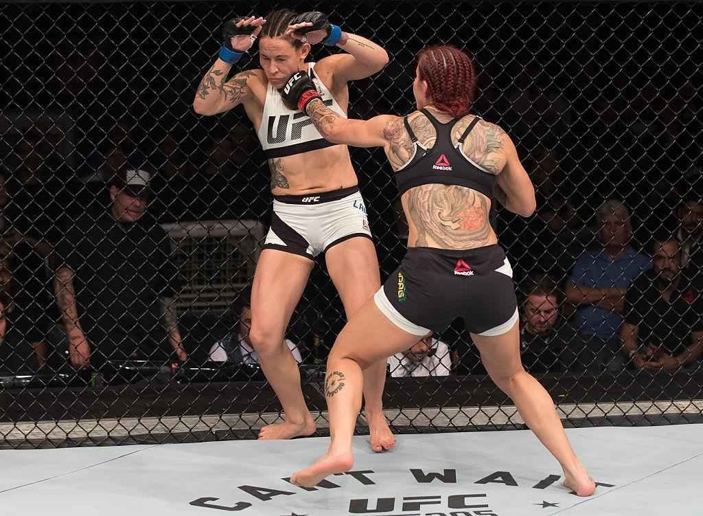 Brasileira Cris Cyborg venceu sueca por nocaute tcnico aos 2m29s do segundo round