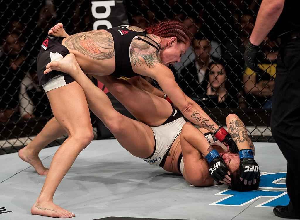 Brasileira Cris Cyborg venceu sueca por nocaute tcnico aos 2m29s do segundo round