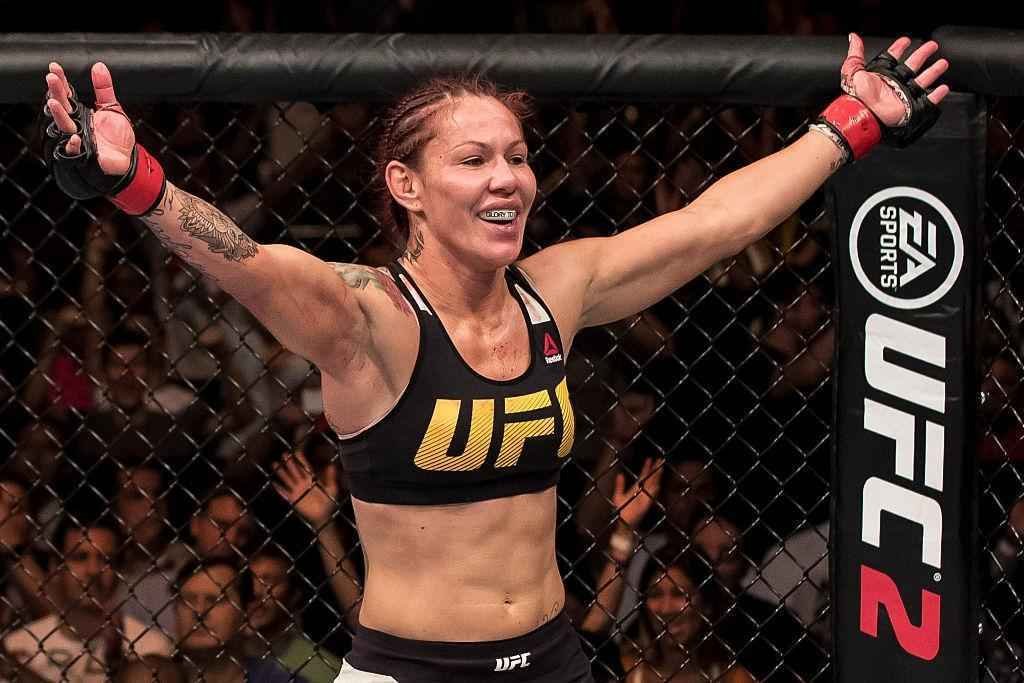 Brasileira Cris Cyborg venceu sueca por nocaute tcnico aos 2m29s do segundo round