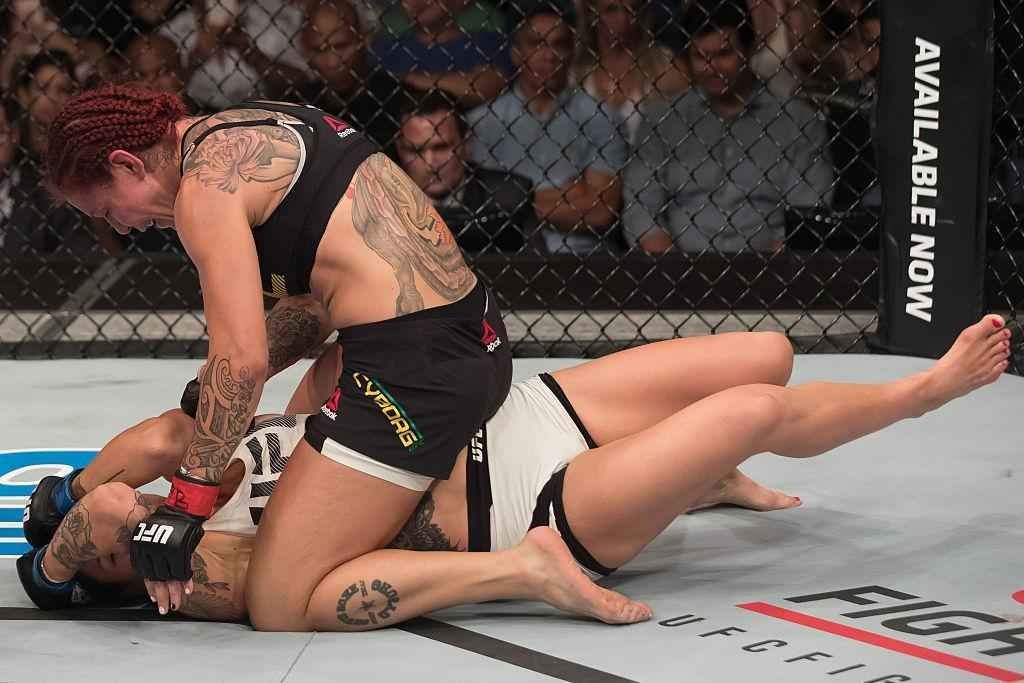 Brasileira Cris Cyborg venceu sueca por nocaute tcnico aos 2m29s do segundo round