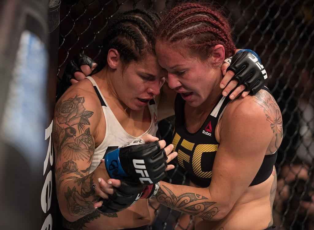 Brasileira Cris Cyborg venceu sueca por nocaute tcnico aos 2m29s do segundo round