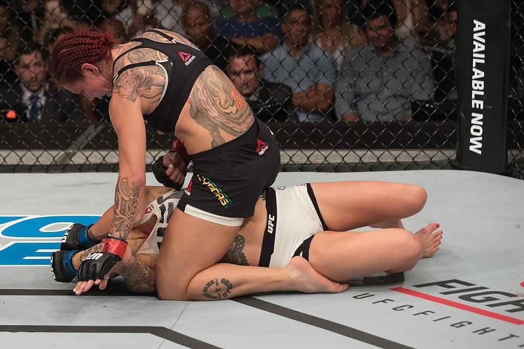 Brasileira Cris Cyborg venceu sueca por nocaute tcnico aos 2m29s do segundo round
