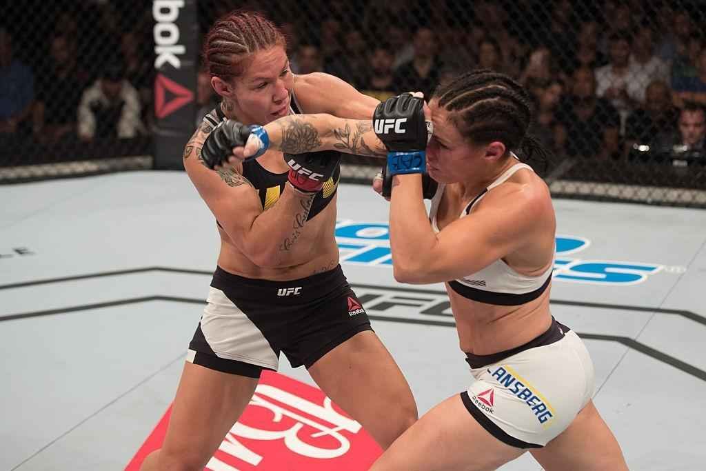 Brasileira Cris Cyborg venceu sueca por nocaute tcnico aos 2m29s do segundo round
