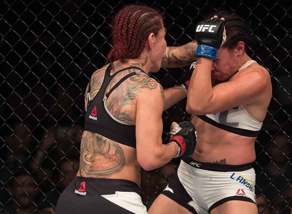 Brasileira Cris Cyborg venceu sueca por nocaute tcnico aos 2m29s do segundo round