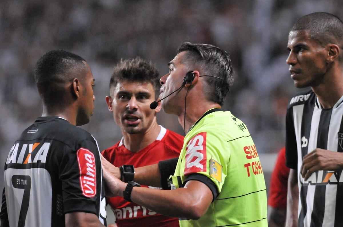 Fotos do segundo tempo da vitria do Atltico sobre o Inter por 3 a 1; Pratto fez terceiro gol