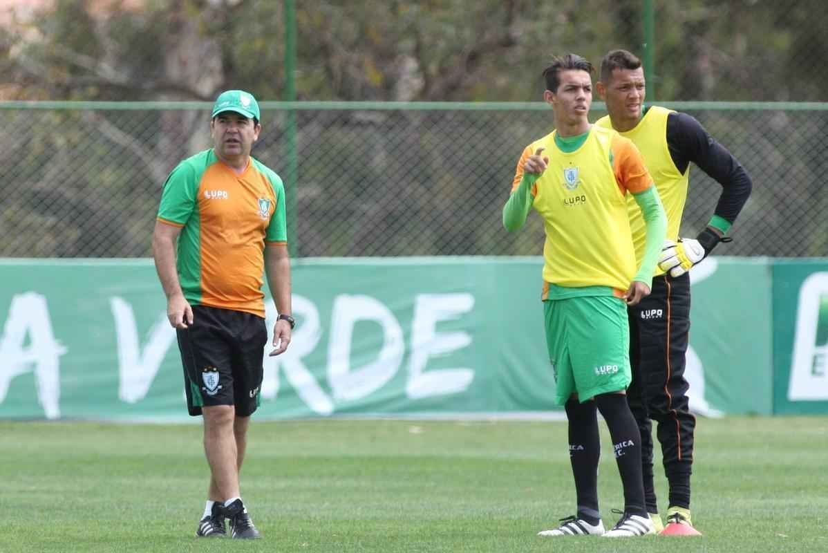 Confira imagens da entrevista exclusiva do tcnico Ederson Moreira