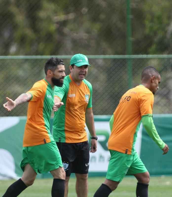 Confira imagens da entrevista exclusiva do tcnico Ederson Moreira