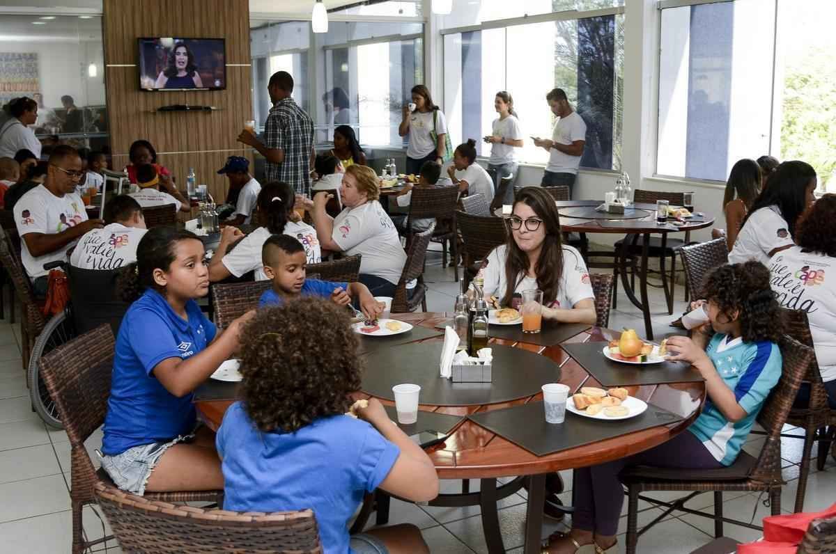 A Casa de Acolhida Padre Eustquio (CAPE) e a Associao Unificada de Recuperao e Apoio (AURA) levou crianas e adolescentes que esto em tratamento contra o cncer  Toca da Raposa II