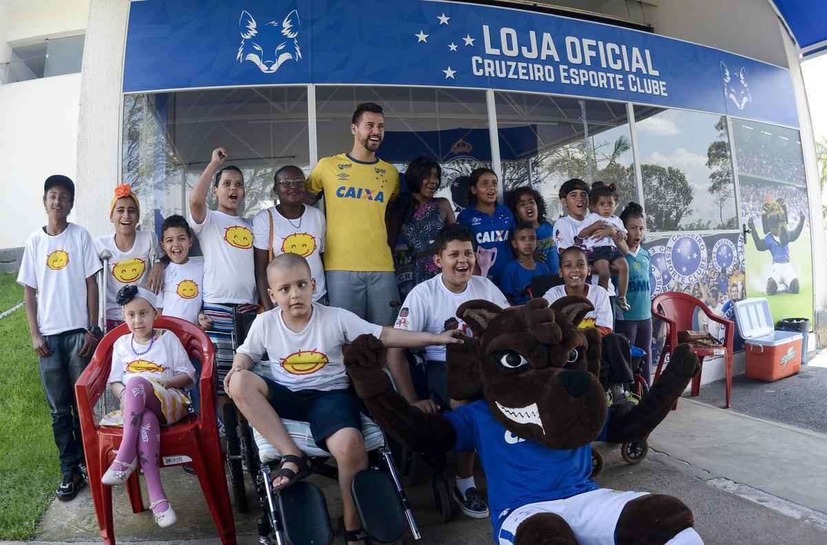 A Casa de Acolhida Padre Eustquio (CAPE) e a Associao Unificada de Recuperao e Apoio (AURA) levou crianas e adolescentes que esto em tratamento contra o cncer  Toca da Raposa II