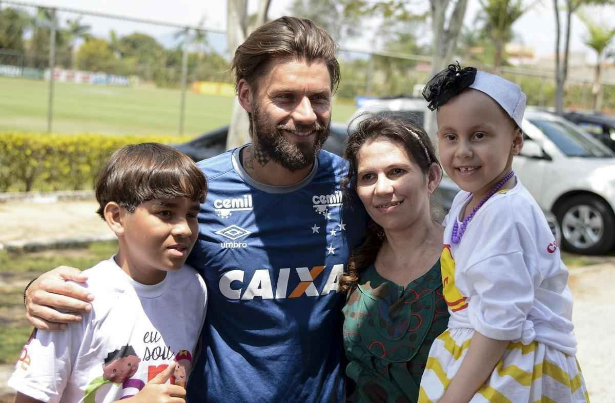 A Casa de Acolhida Padre Eustquio (CAPE) e a Associao Unificada de Recuperao e Apoio (AURA) levou crianas e adolescentes que esto em tratamento contra o cncer  Toca da Raposa II