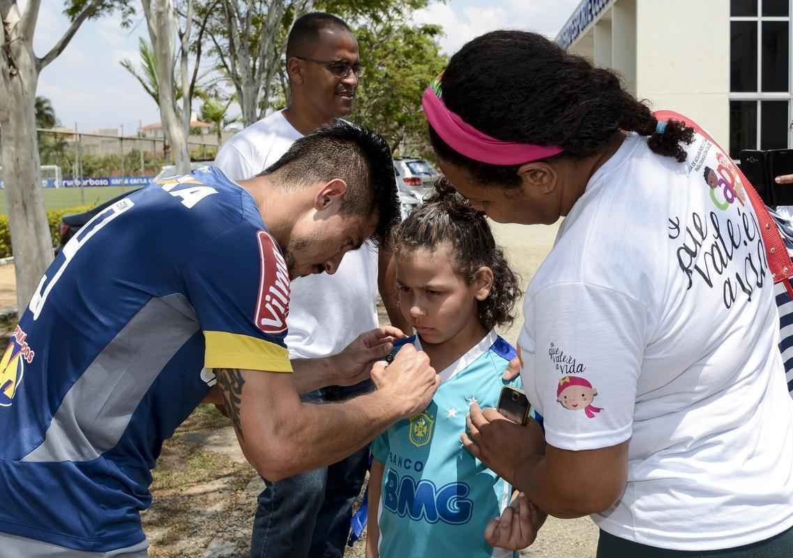 A Casa de Acolhida Padre Eustquio (CAPE) e a Associao Unificada de Recuperao e Apoio (AURA) levou crianas e adolescentes que esto em tratamento contra o cncer  Toca da Raposa II