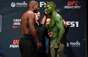 Hulk sobe  balana e rouba a cena na pesagem do UFC Fight Night 96