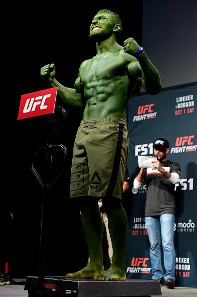 Pesagem do UFC em Portland - Ion Cutelaba rouba a cena ao entrar fantasiado de Hulk