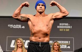 Pesagem do UFC 204 - Com touca azul, Vitor Belfort passou bem pela balana