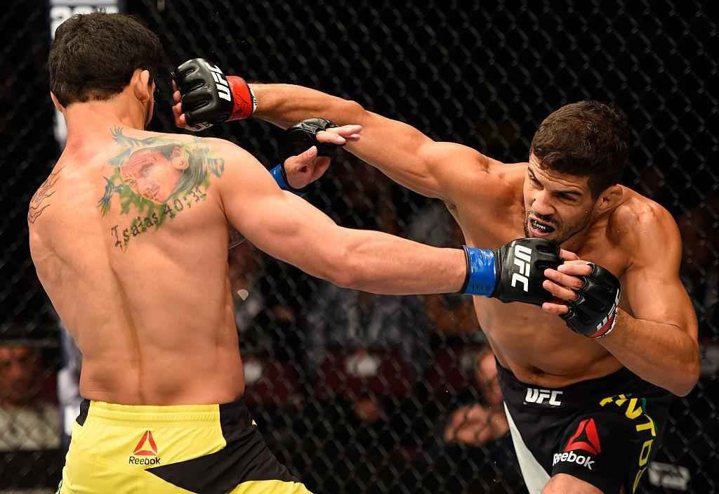 Leonardo Santos (luvas vermelhas) venceu Adriano Martins por deciso dividida