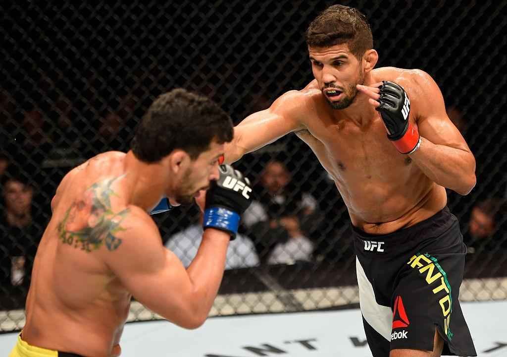 Leonardo Santos (luvas vermelhas) venceu Adriano Martins por deciso dividida