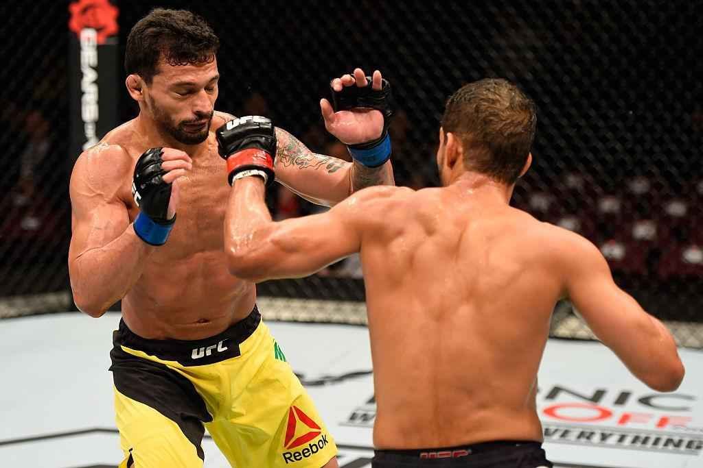 Leonardo Santos (luvas vermelhas) venceu Adriano Martins por deciso dividida