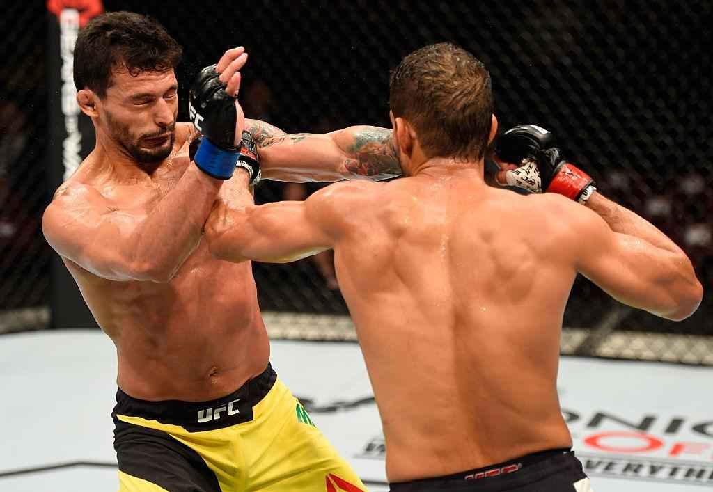 Leonardo Santos (luvas vermelhas) venceu Adriano Martins por deciso dividida