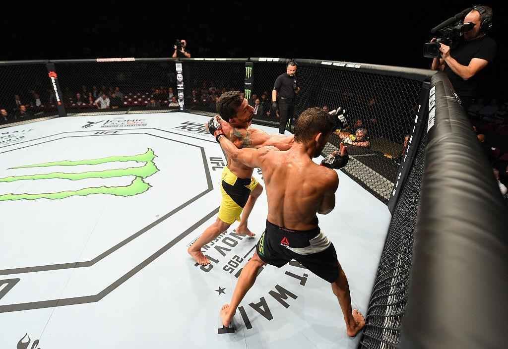 Leonardo Santos (luvas vermelhas) venceu Adriano Martins por deciso dividida