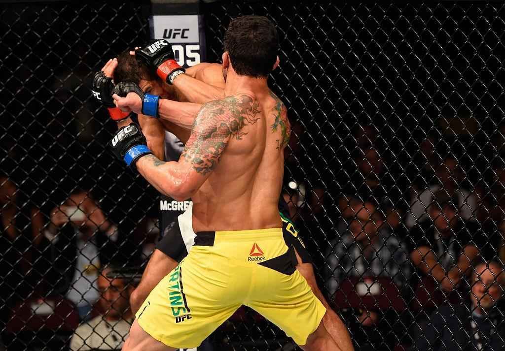 Leonardo Santos (luvas vermelhas) venceu Adriano Martins por deciso dividida