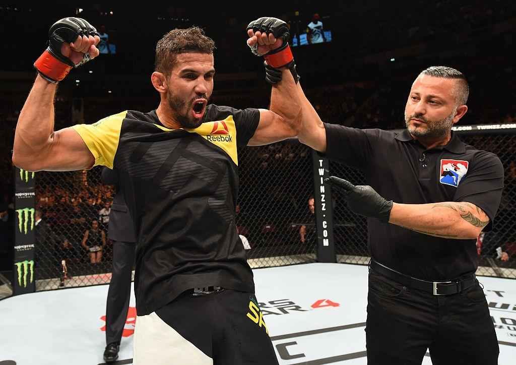 Leonardo Santos (luvas vermelhas) venceu Adriano Martins por deciso dividida