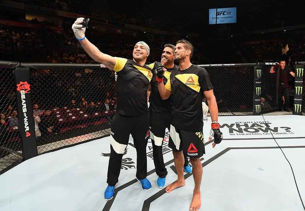 Leonardo Santos (luvas vermelhas) venceu Adriano Martins por deciso dividida