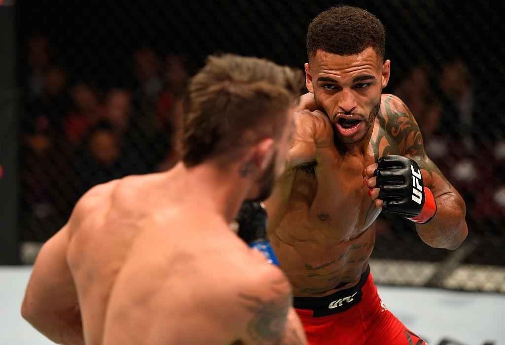 Mike Perry (luvas azuis) venceu Danny Roberts por nocaute no terceiro round