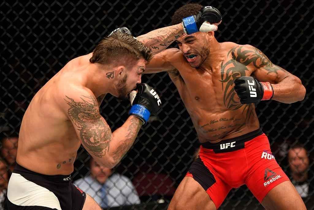 Mike Perry (luvas azuis) venceu Danny Roberts por nocaute no terceiro round