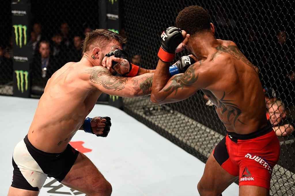 Mike Perry (luvas azuis) venceu Danny Roberts por nocaute no terceiro round