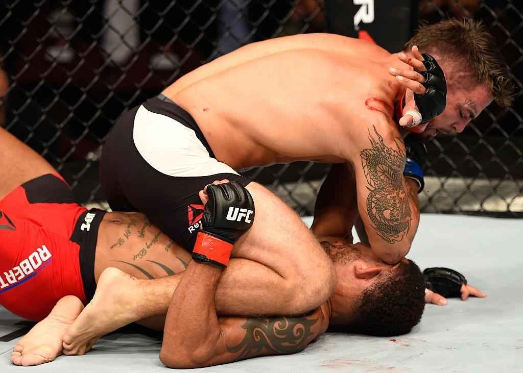 Mike Perry (luvas azuis) venceu Danny Roberts por nocaute no terceiro round