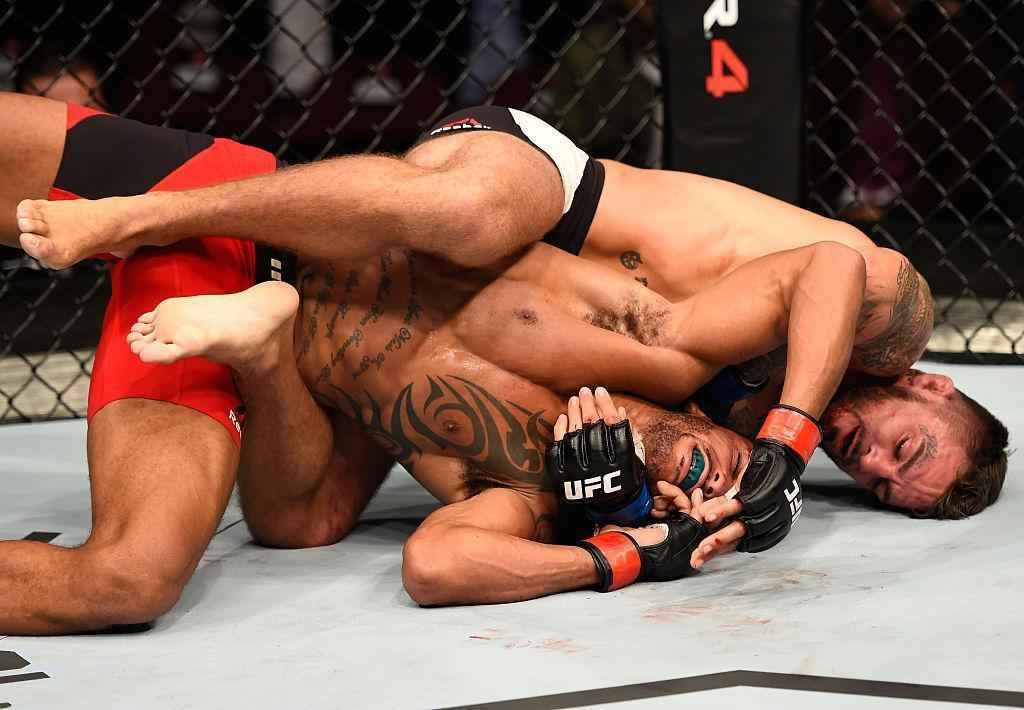 Mike Perry (luvas azuis) venceu Danny Roberts por nocaute no terceiro round