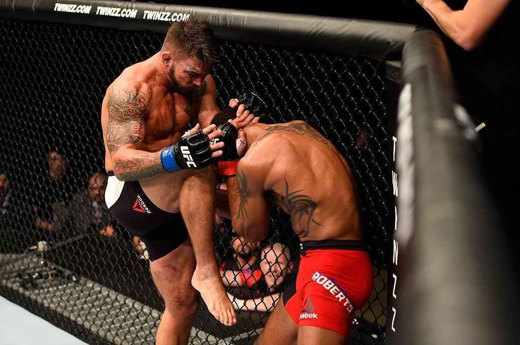 Mike Perry (luvas azuis) venceu Danny Roberts por nocaute no terceiro round