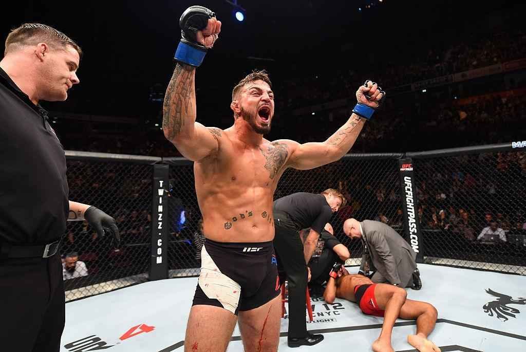Mike Perry (luvas azuis) venceu Danny Roberts por nocaute no terceiro round