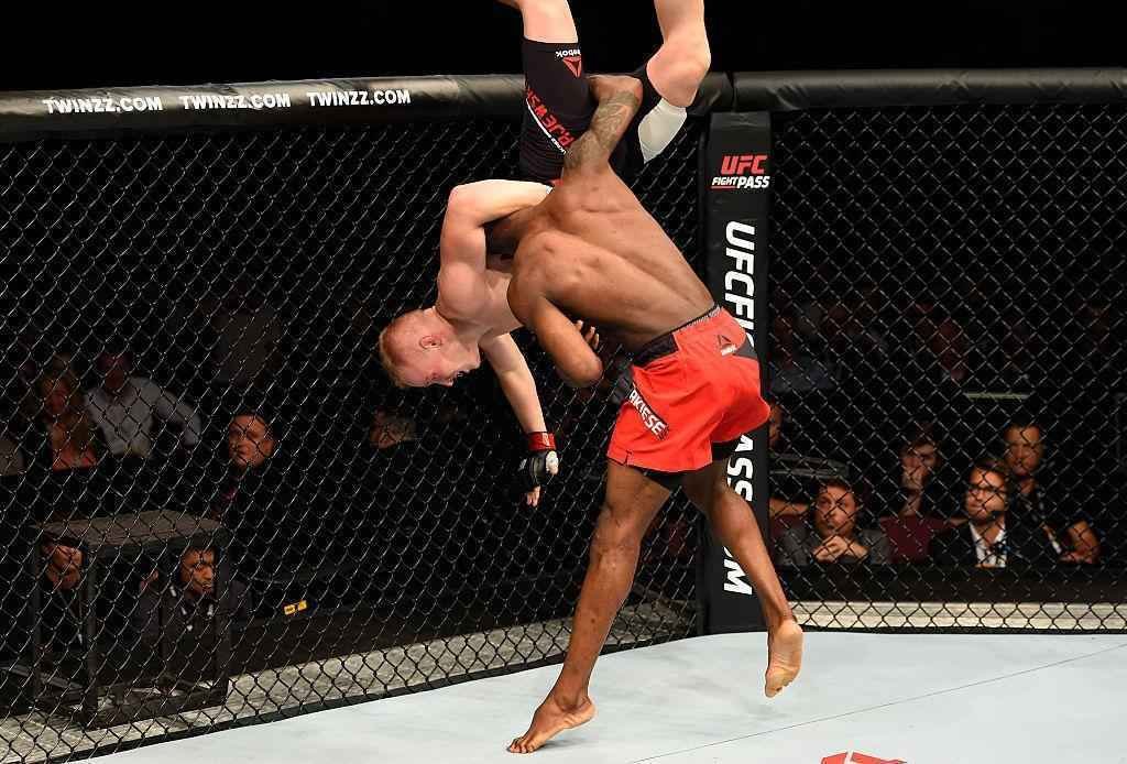 Marc Diakiese (luvas azuis) venceu Lukasz Sajewski por nocaute tcnico no segundo round