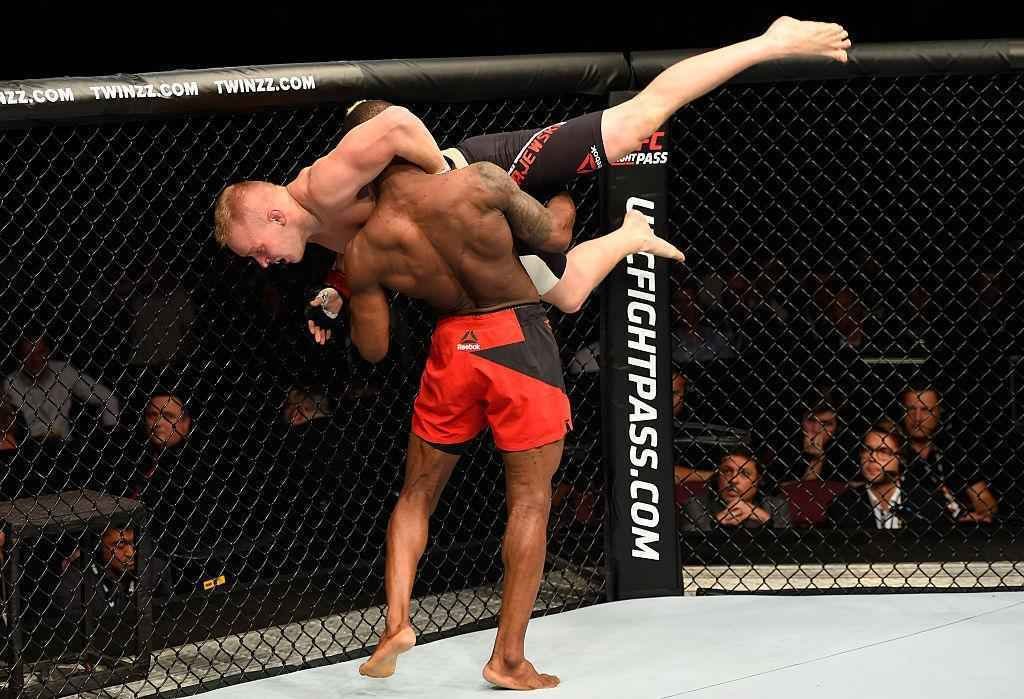 Marc Diakiese (luvas azuis) venceu Lukasz Sajewski por nocaute tcnico no segundo round