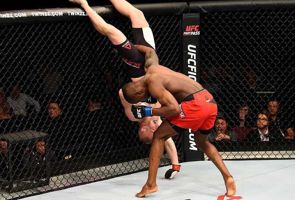 Marc Diakiese (luvas azuis) venceu Lukasz Sajewski por nocaute tcnico no segundo round