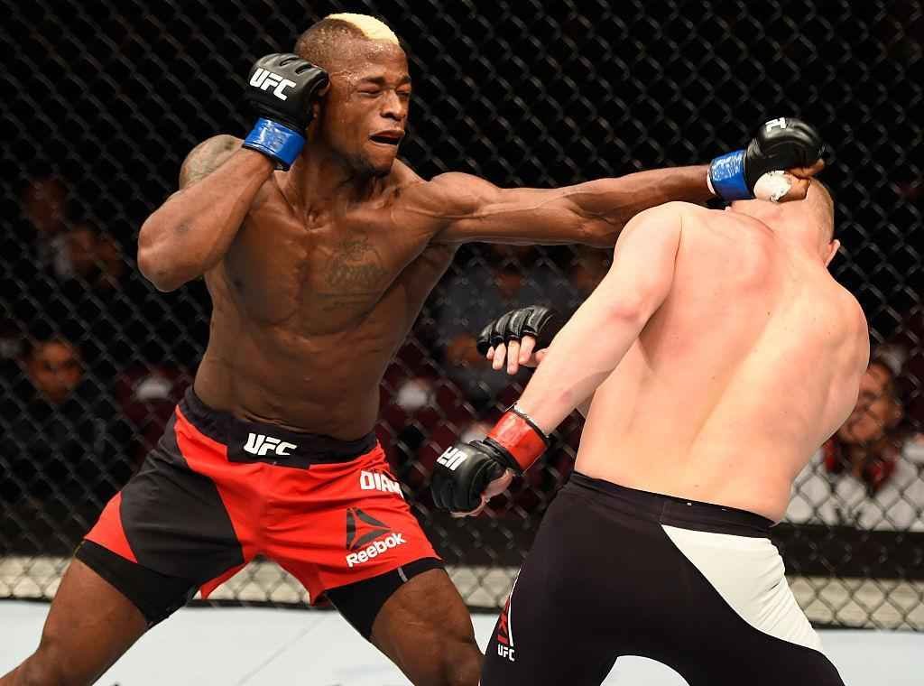 Marc Diakiese (luvas azuis) venceu Lukasz Sajewski por nocaute tcnico no segundo round