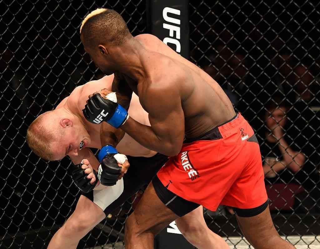 Marc Diakiese (luvas azuis) venceu Lukasz Sajewski por nocaute tcnico no segundo round
