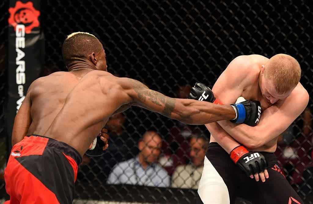 Marc Diakiese (luvas azuis) venceu Lukasz Sajewski por nocaute tcnico no segundo round