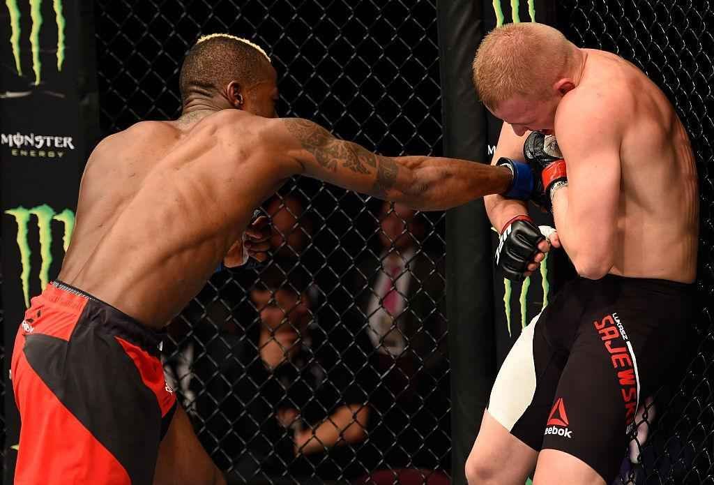 Marc Diakiese (luvas azuis) venceu Lukasz Sajewski por nocaute tcnico no segundo round