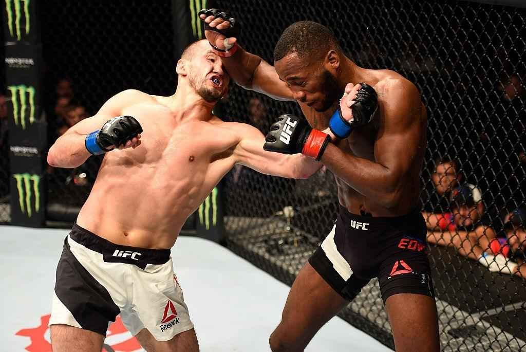 Leon Edward (luvas vermelhas) venceu Albert Tumenov por finalizao no terceiro round