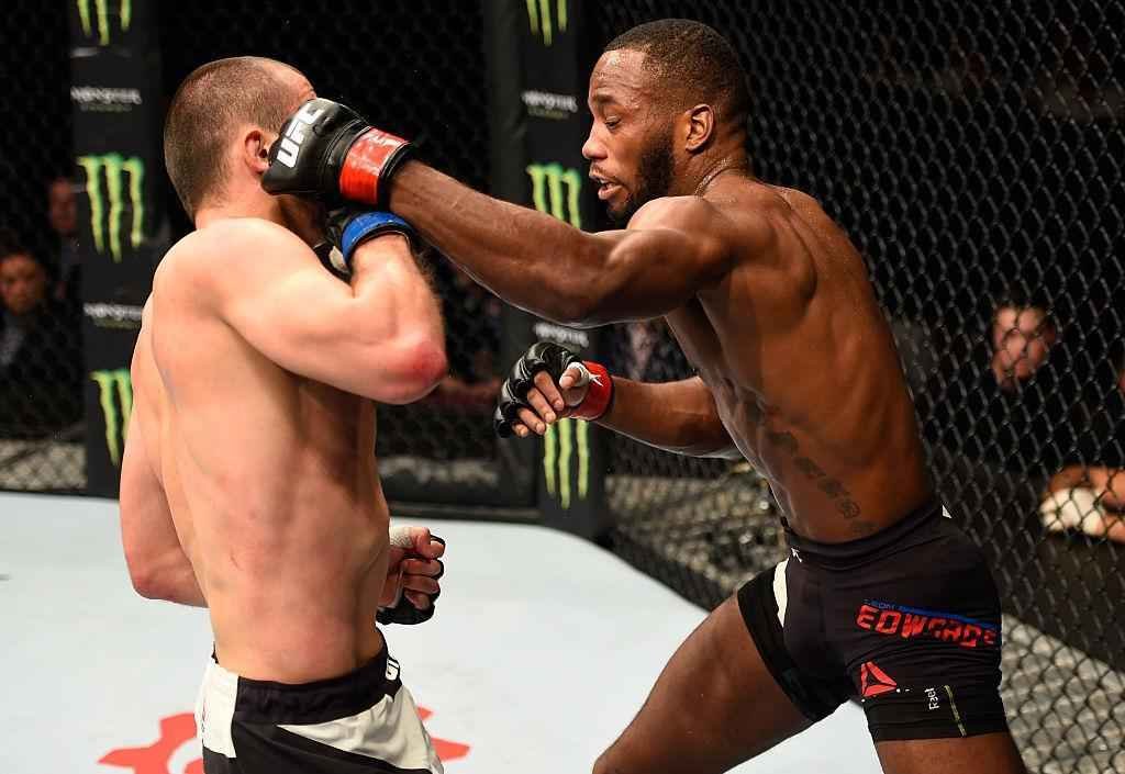 Leon Edward (luvas vermelhas) venceu Albert Tumenov por finalizao no terceiro round