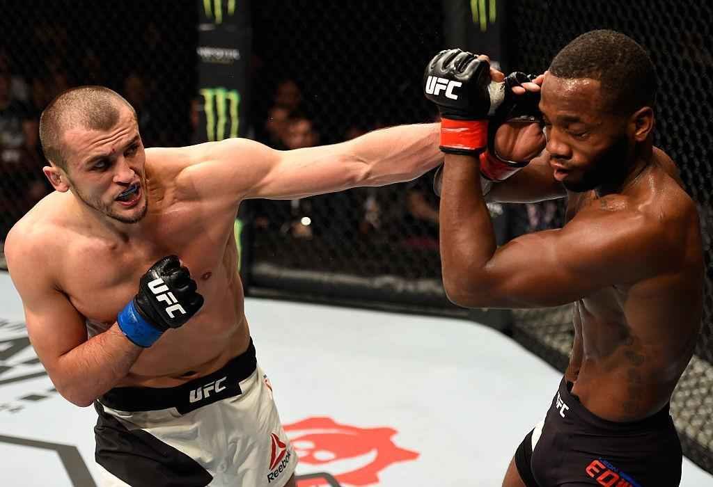 Leon Edward (luvas vermelhas) venceu Albert Tumenov por finalizao no terceiro round