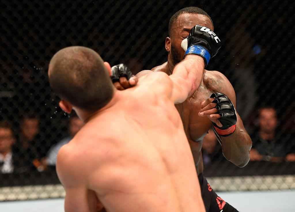 Leon Edward (luvas vermelhas) venceu Albert Tumenov por finalizao no terceiro round