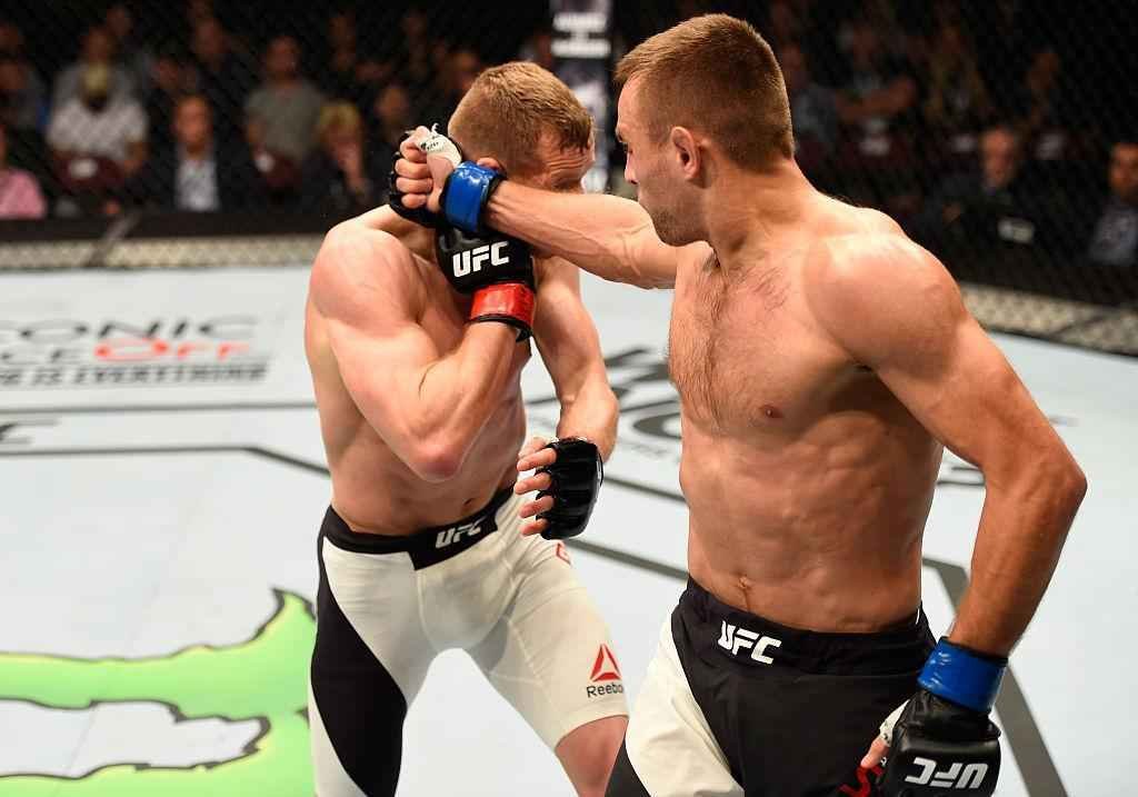 Damian Stasiak (luvas azuis) venceu Davey Grant por finalizao no terceiro round